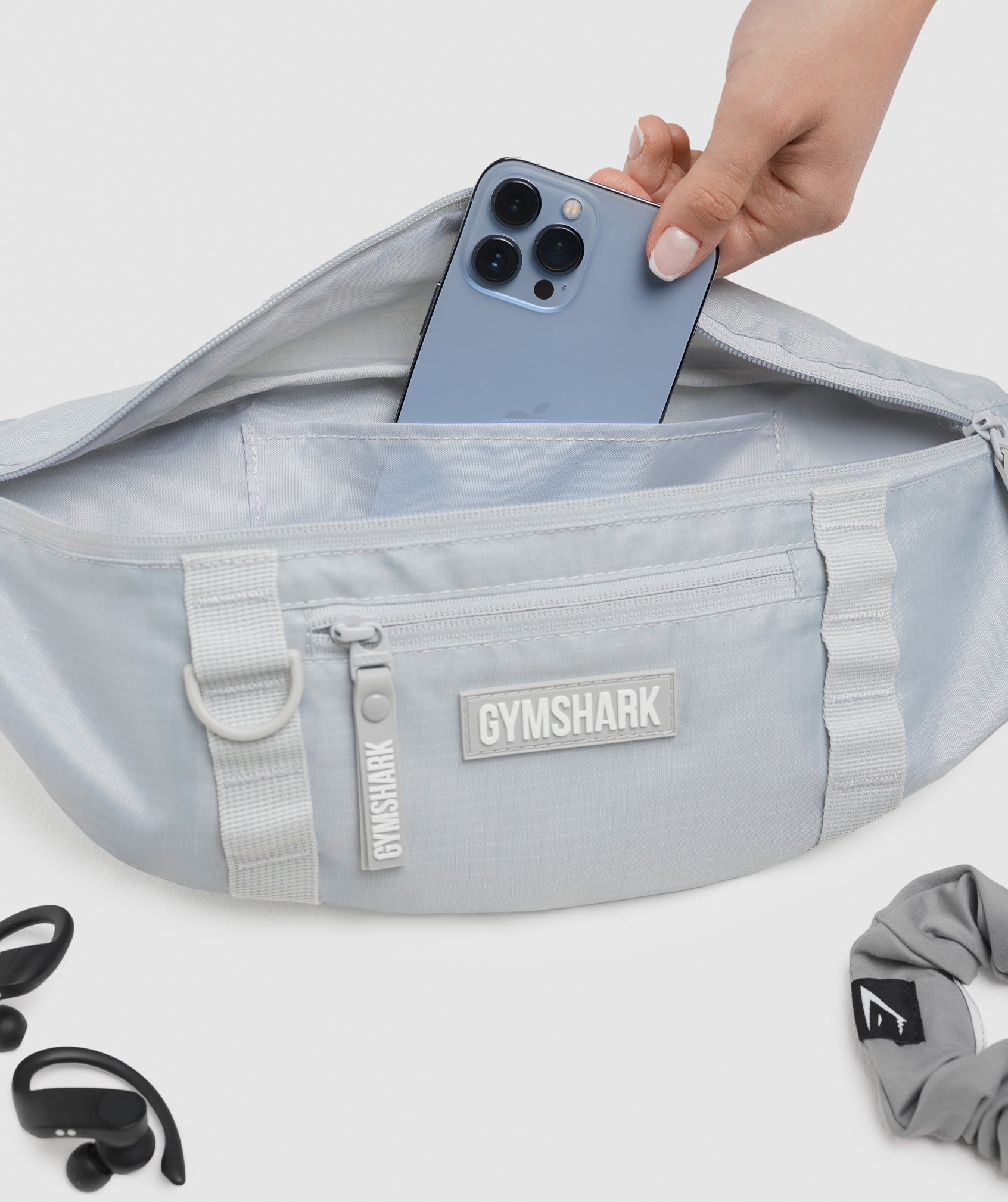 Bolsas Gymshark Sleek Sling Mujer Gris Claro | 2357419-IW