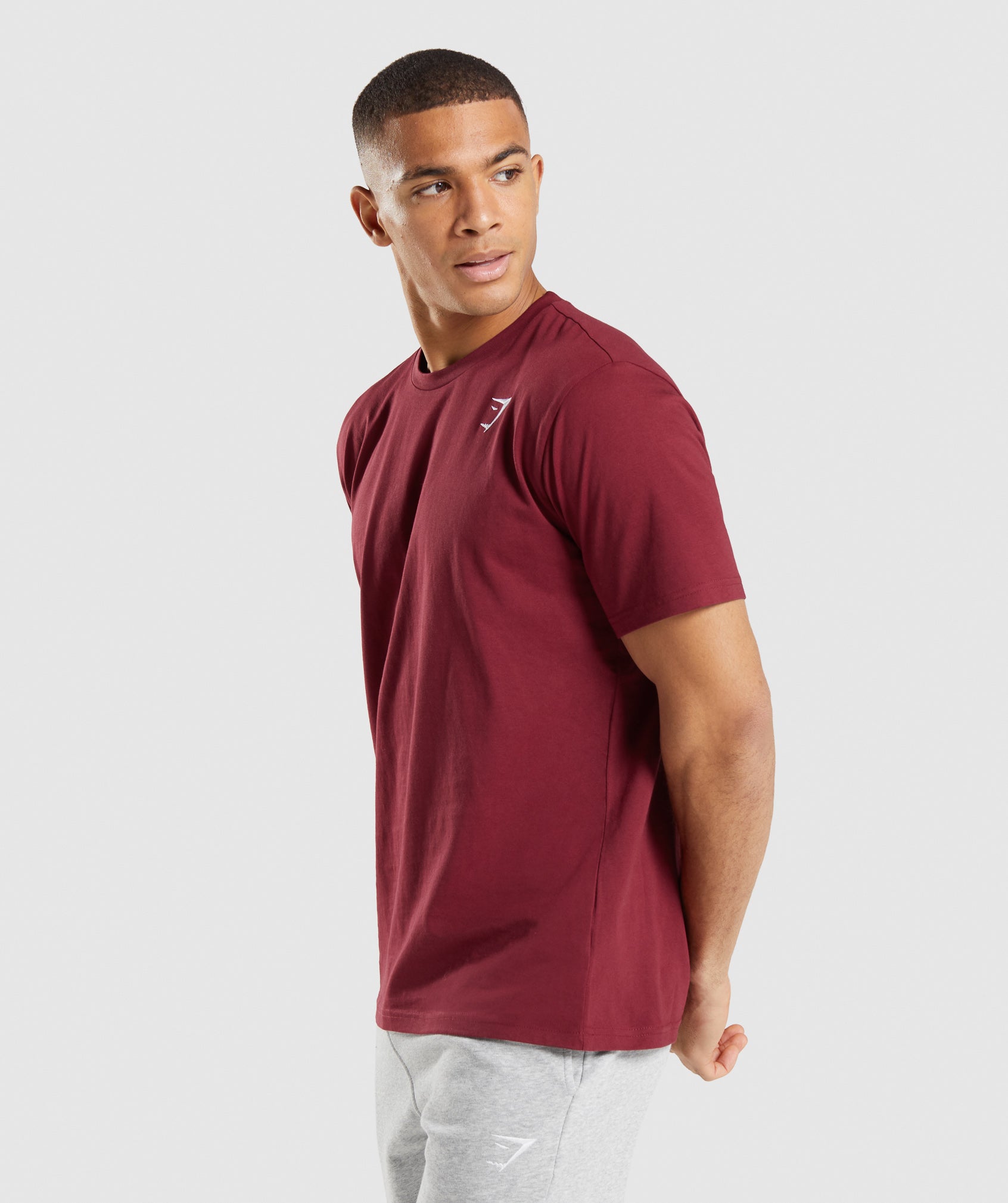 Camiseta Gymshark Crest Hombre Burdeos | 7208369-PJ