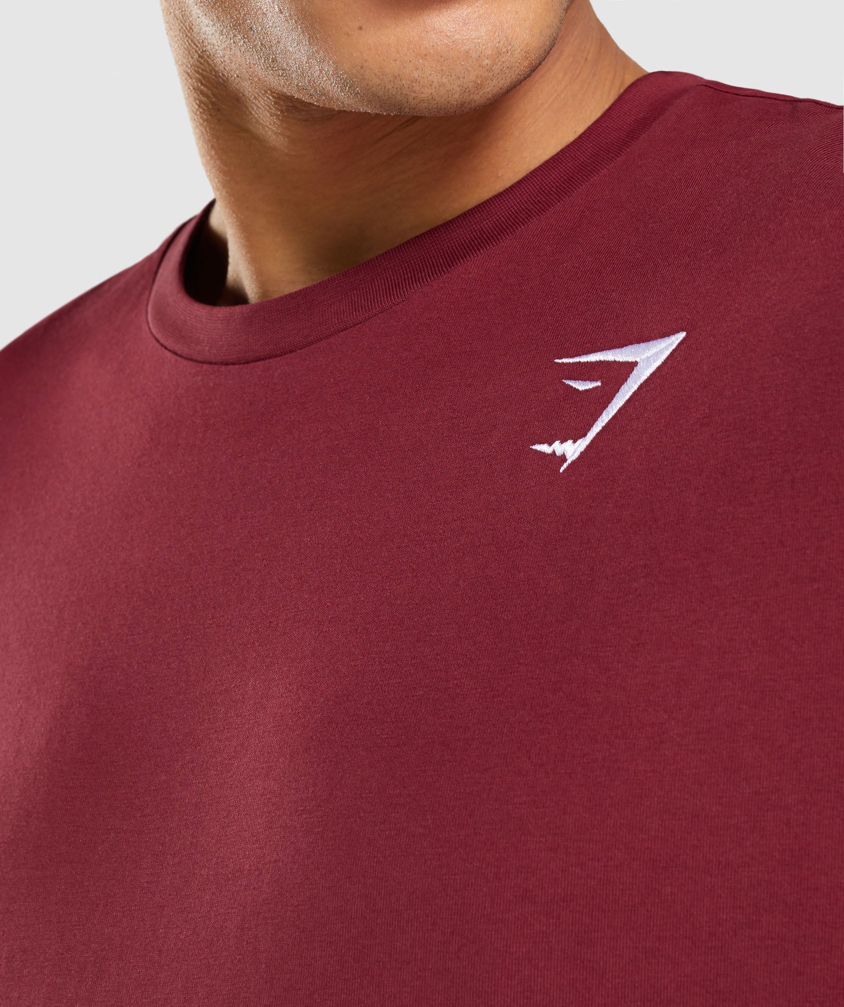 Camiseta Gymshark Crest Hombre Burdeos | 7208369-PJ