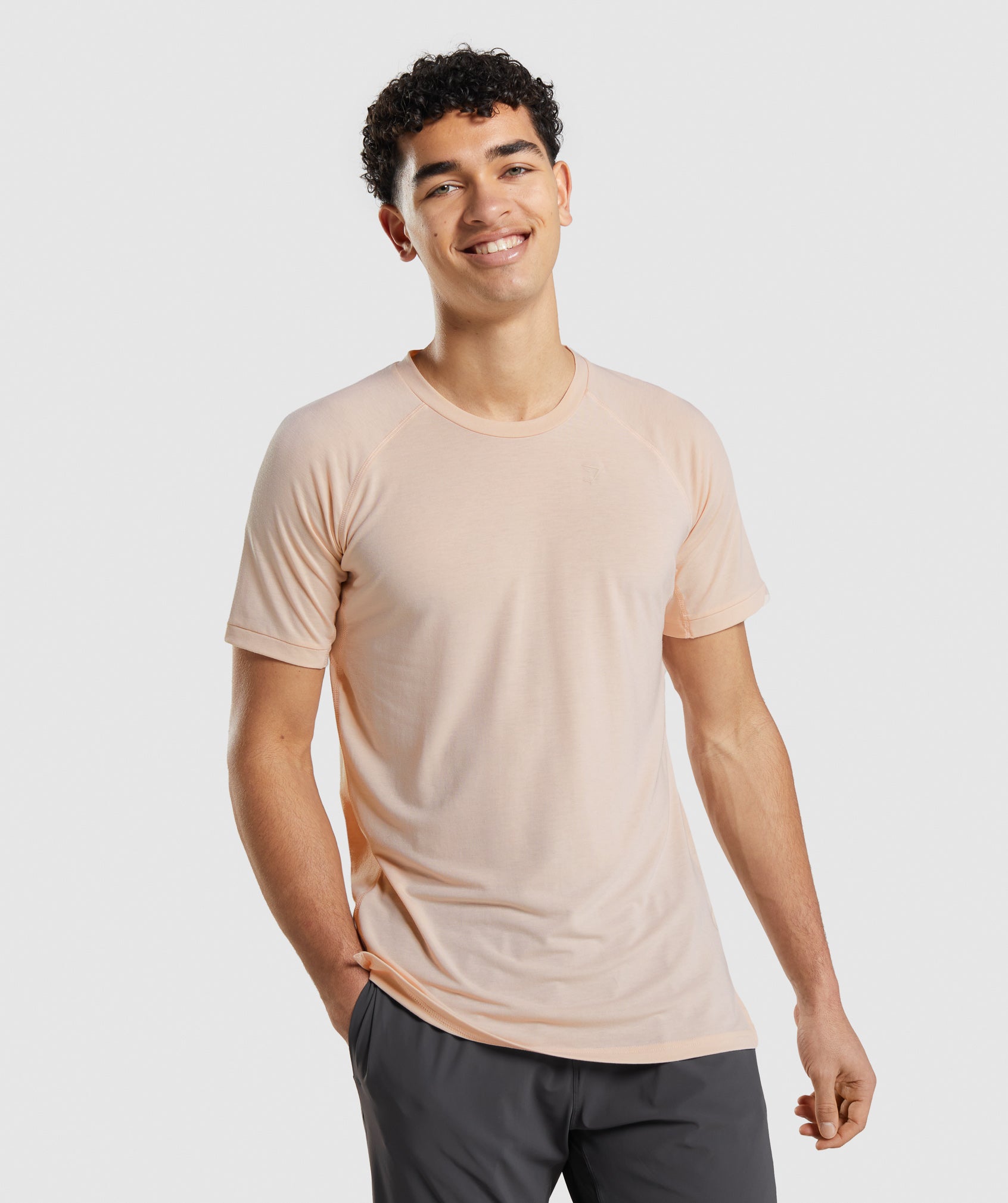 Camiseta Gymshark Studio Amplify Hombre Beige | 4297083-SA